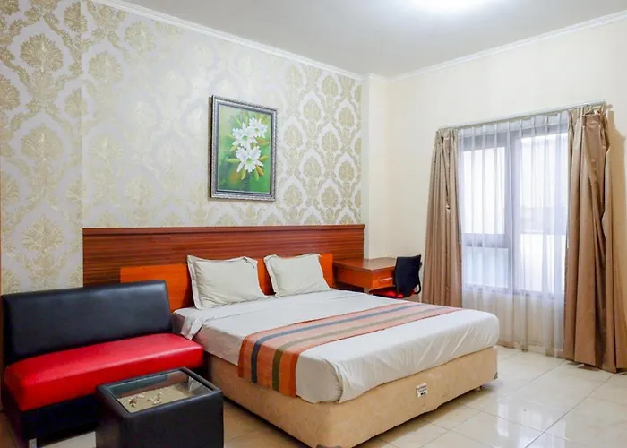 Pineapple Mansion Solo Mitra Reddoorz Near Rs Jih Solo Hotel
