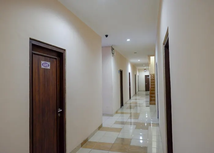 Pineapple Mansion Solo Mitra Reddoorz Near Rs Jih Solo Hotel